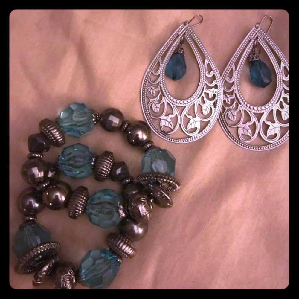 Gorgeous earring and bracelet set.